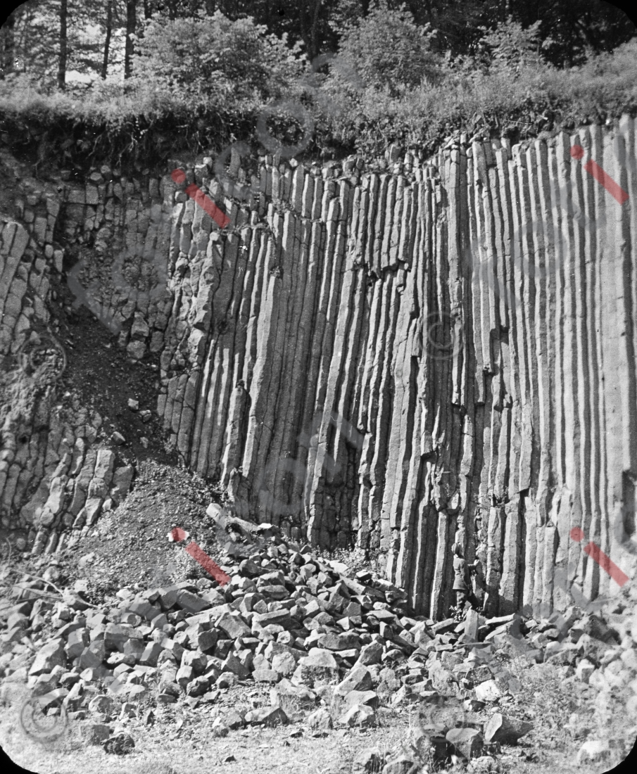 Basaltgestein | Basalt rock - Foto foticon-simon-162-005-sw.jpg | foticon.de - Bilddatenbank für Motive aus Geschichte und Kultur
